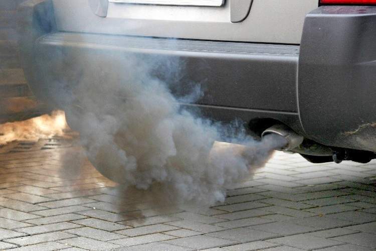 Из выхлопа дизельного мотора идет сизый дым - статья на DDCAR