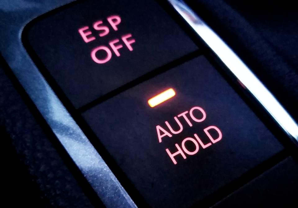 Включенная кнопка Auto Hold