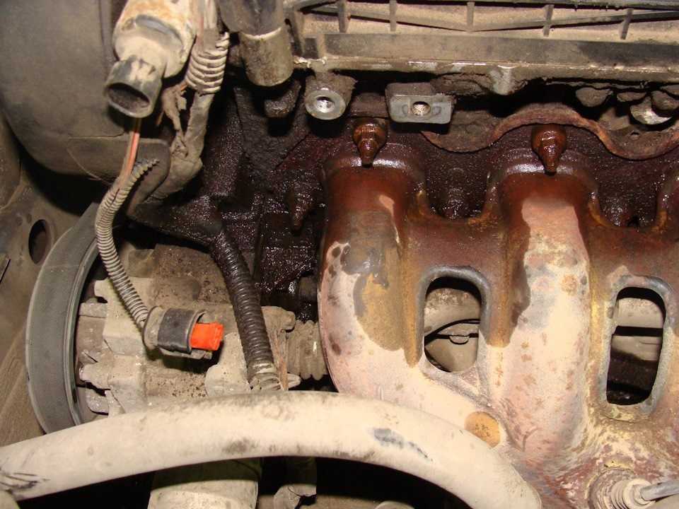 Почему масло течет под масляный фильтр двигателя автомобиля?